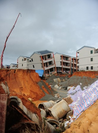 混凝土、民房?jī)A斜