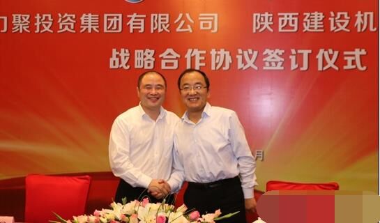 近日，陜建機(jī)械與安徽力聚簽訂戰(zhàn)略合作協(xié)議，陜建機(jī)械董事長楊宏軍，副總經(jīng)理、營銷總監(jiān)賀衛(wèi)東，安徽力聚投資集團(tuán)董事長宋執(zhí)壽，黨支部書記陳邦勤以及安徽潤路公司總經(jīng)理杜永龍等單位領(lǐng)導(dǎo)出席了會(huì)議