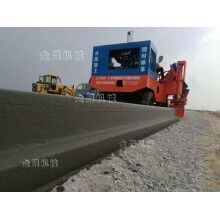 路面作業(yè)技術(shù)升級之路緣石滑模機(jī)